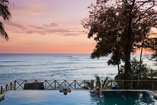 Peaceful boutique suite stay in West End Roatan