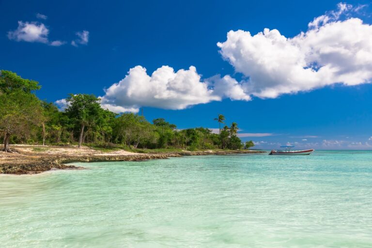 Peaceful beach view near Arca Roatan villas.