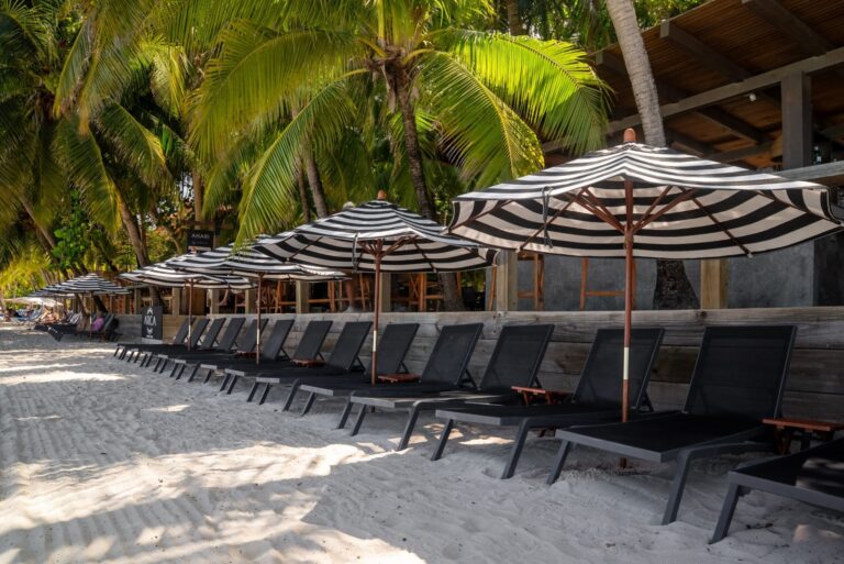 Peaceful outdoor seating area near the beach at Arca Roatan