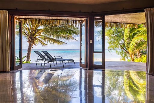Elegant Luxury Suite accommodation at Arca Roatan near the ocean